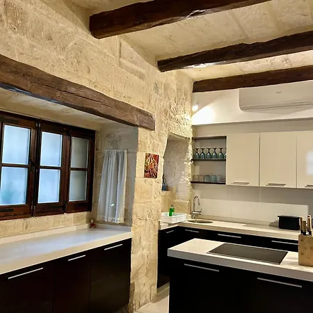 Gazde/Camere de închiriat Traditional House Of Character With Terrace - Central, Cozy & Calm *