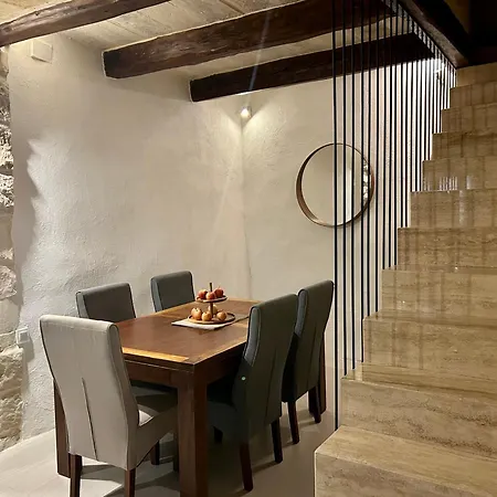 Traditional House Of Character With Terrace - Central, Cozy & Calm Homestay *