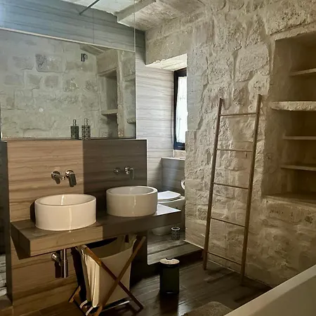 Traditional House Of Character With Terrace - Central, Cozy & Calm Homestay